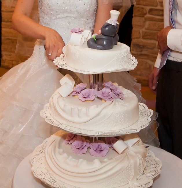 Свадебный торт на подставке в 3 яруса