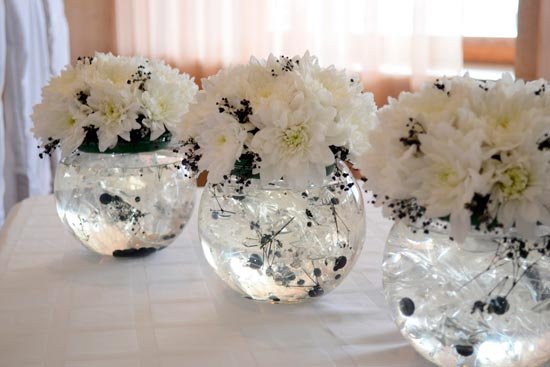 Украшение стола цветами в черно-белом цвете