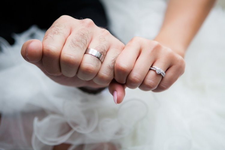Фото обручальных колец на руках жениха и невесты