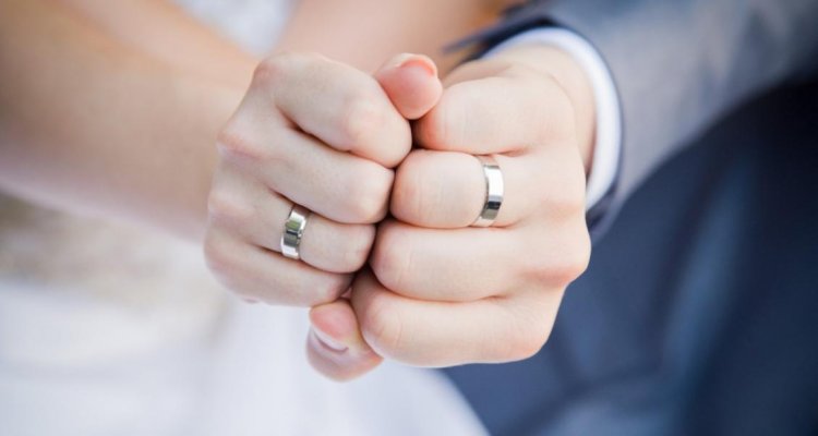 Обручальное кольцо на правой руке