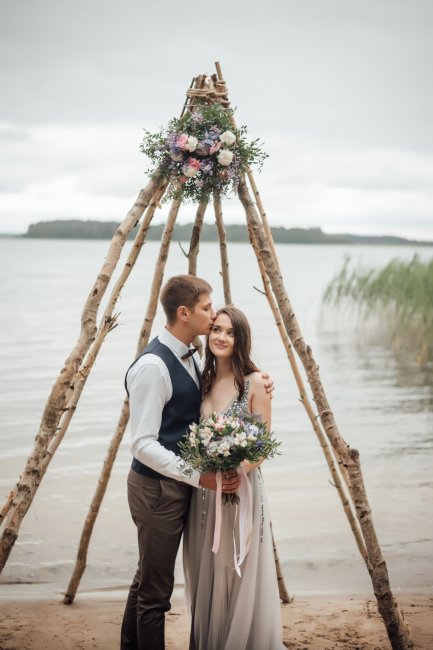 Свадебная фотосессия на берегу озера