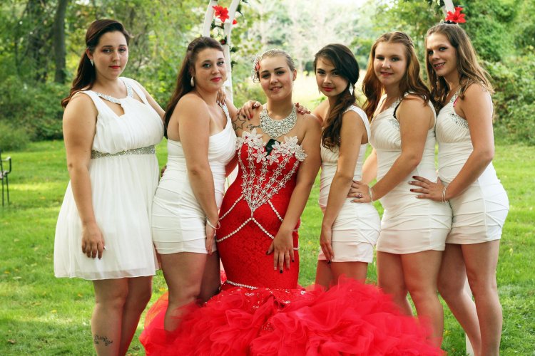 Невеста-цыганка в красном платье