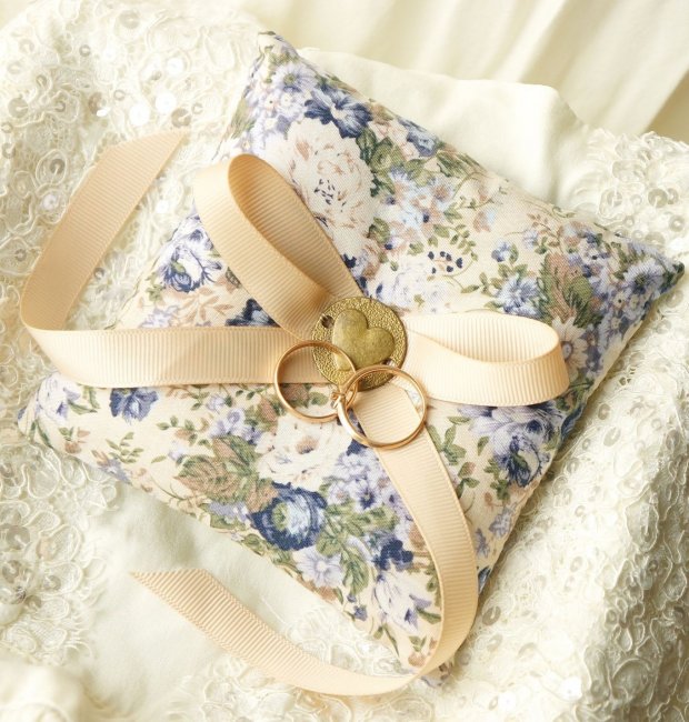 Выбирая свадебные подушечки для обручальных колец, попадите в стиль!