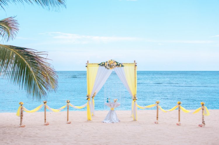 Красивая свадебная арка на море