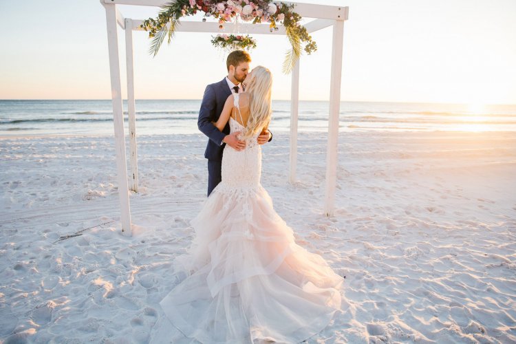 Роскошные свадебные фото на морском берегу