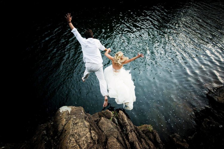 Фотосессия в свадебном платье над водой