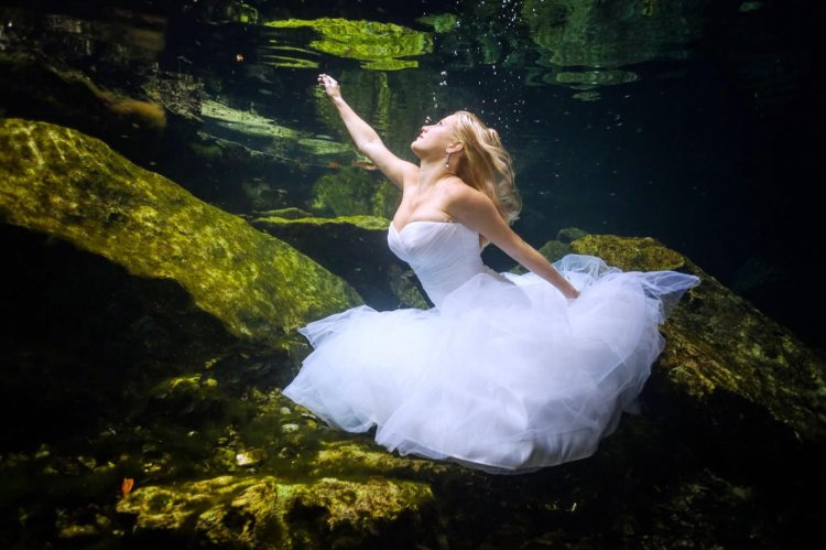 Подводная фотосессия в свадебном платье