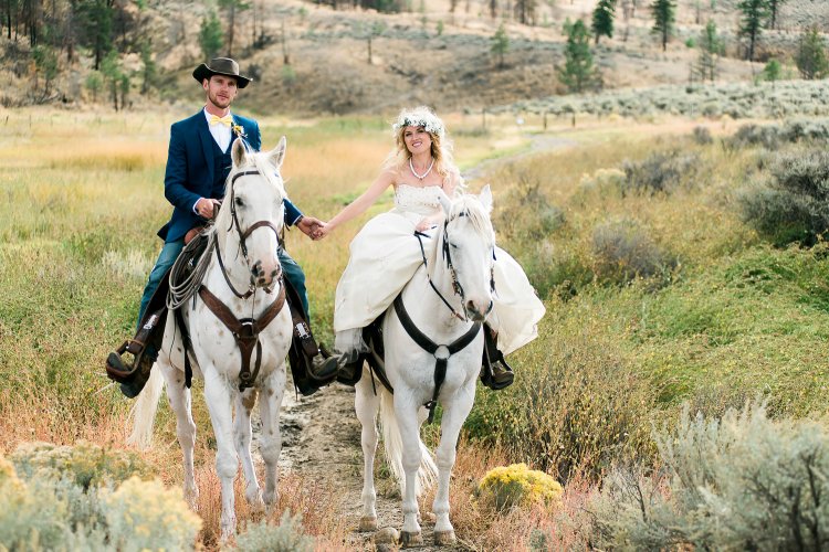 Свадьба молодых на лошадях
