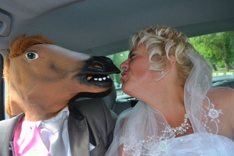 Молодожены в странных масках – самые нелепые фото со свадеб