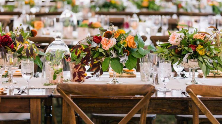 Декор свадебного стола из полевых цветов
