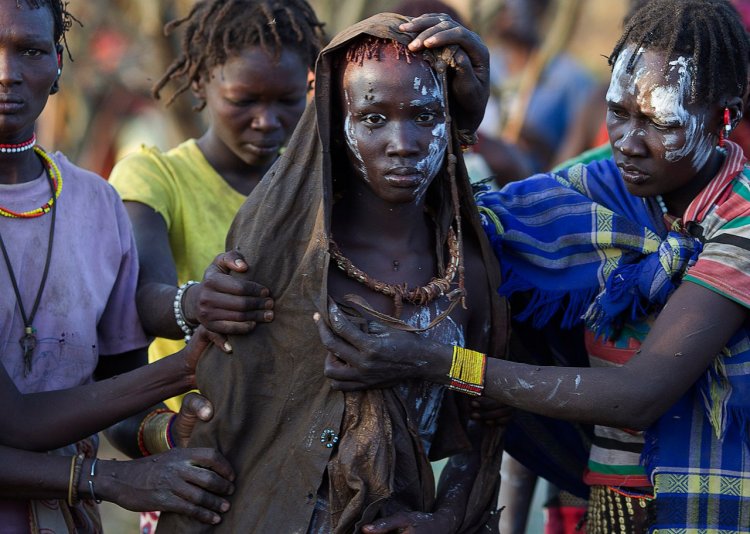Женщины племен и обрезание