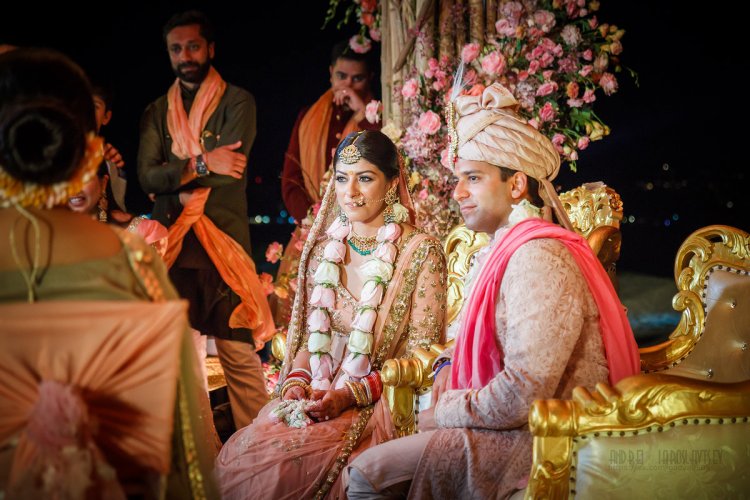 Церемония с гирляндами на индийской свадьбе