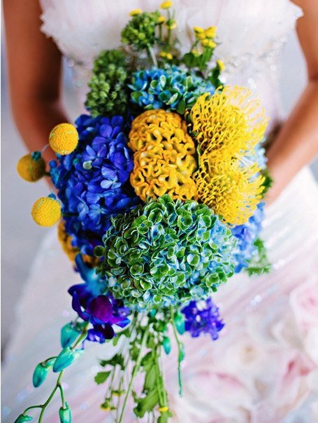 Свадебный букет с яркими цветами