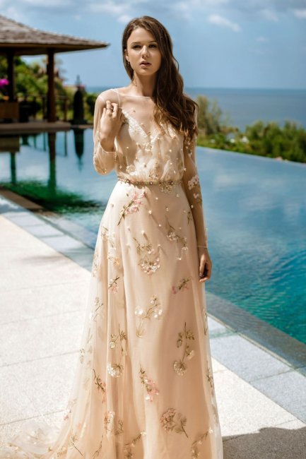 Свадебное платье в стиле бохо с цветочными мотивами