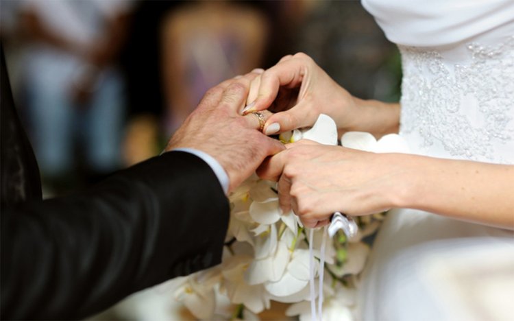 Невеста надевает кольцо