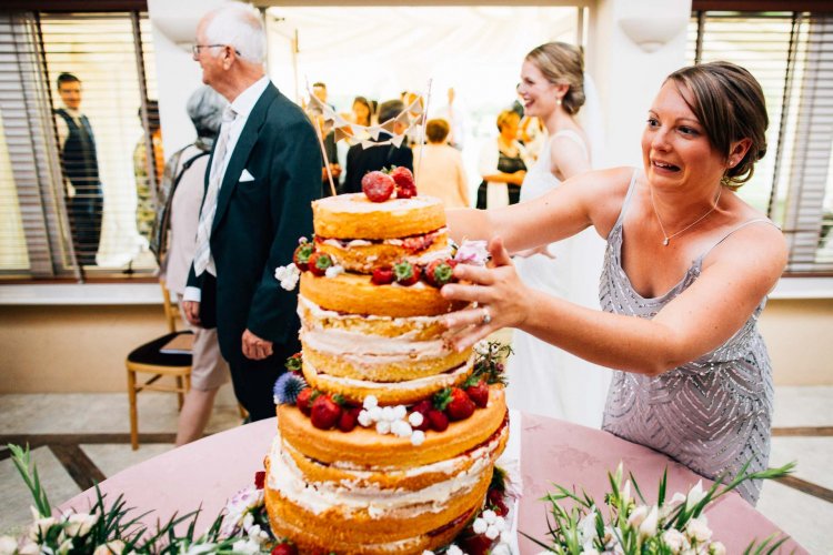 Жених и невеста уронили свадебный торт