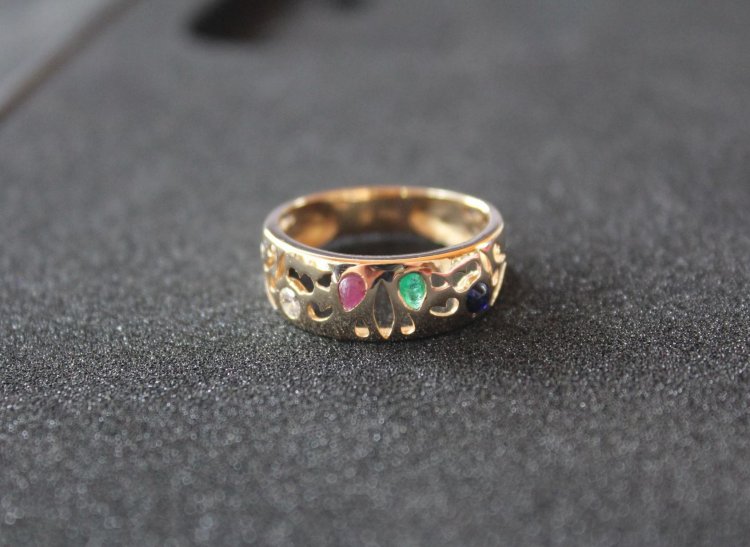 Оригинальное золотое кольцо с цветными камнями и ажурными элементами