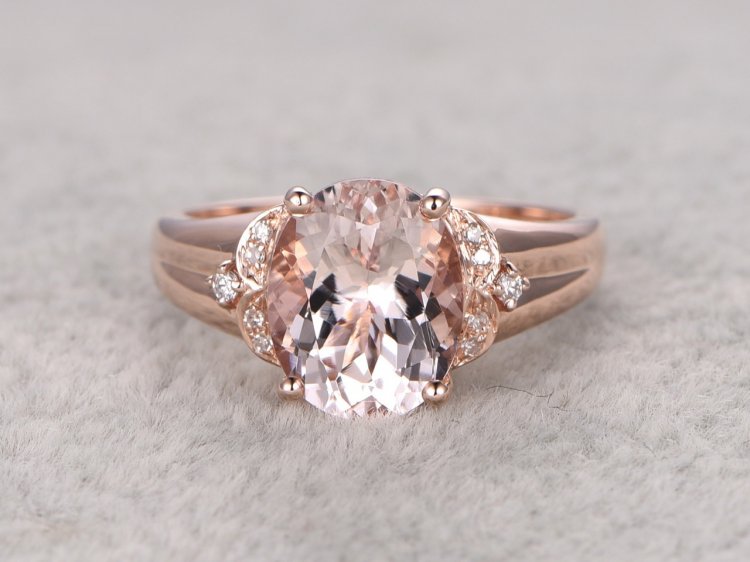 Кольцо из розового золота с камнем