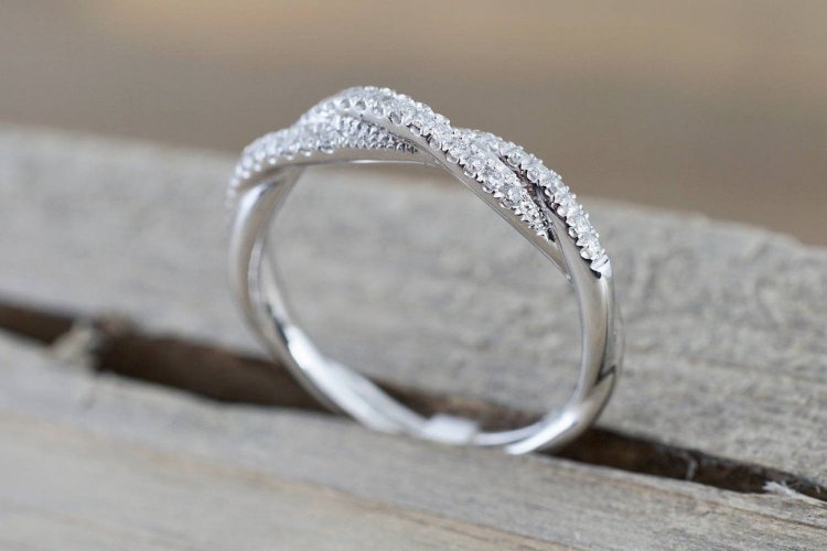 Серебряное обручальное кольцо с камнями