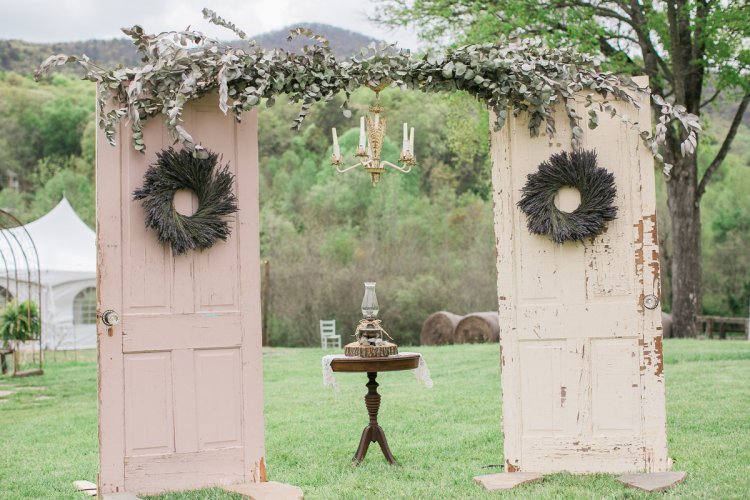 Двери вместо свадебной арки