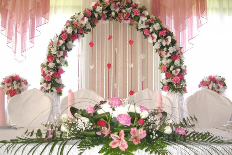 Свадебный устаревший декор искуственными цветами