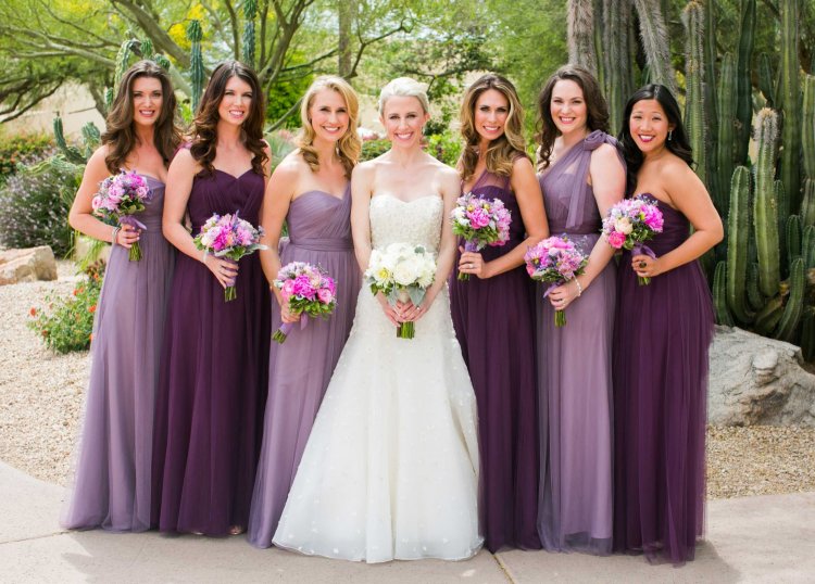 Подружки невесты в лавандовых платьях