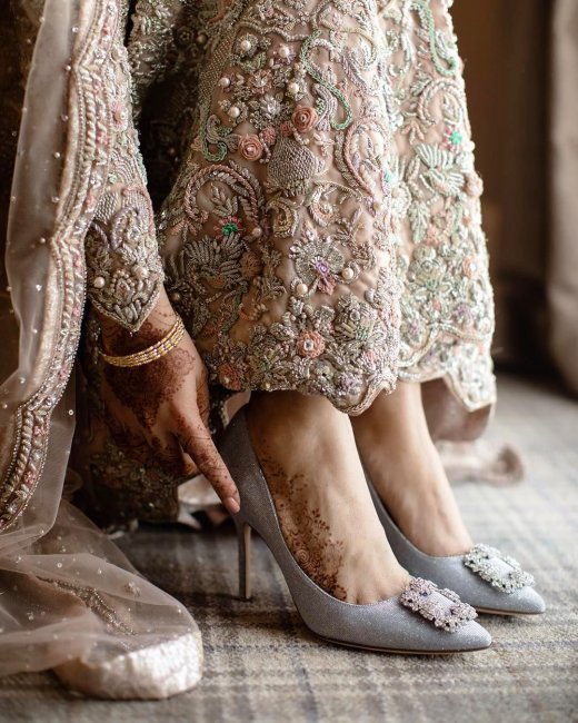 Мехенди на ногах невесты