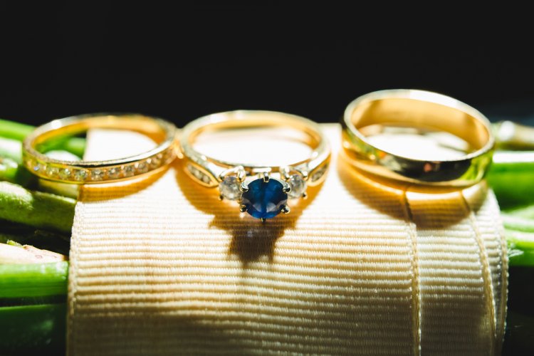 Обручальные кольца с разными вариантами декора