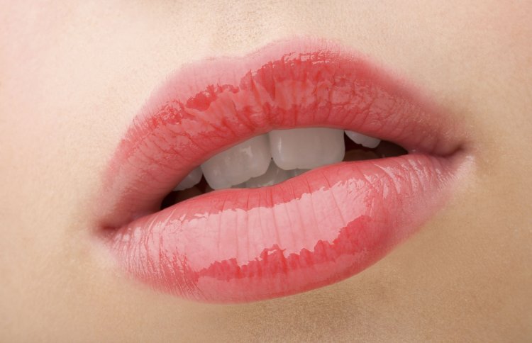 Эффект зацелованный губ с блеском