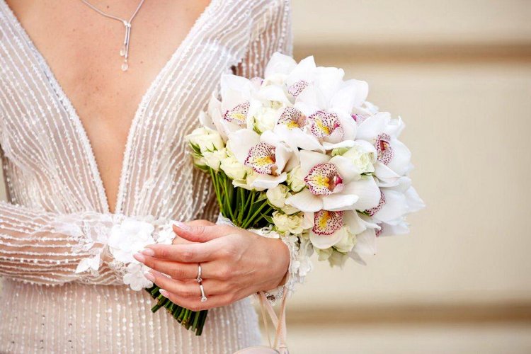 Свадебный монобукет с орхидеями