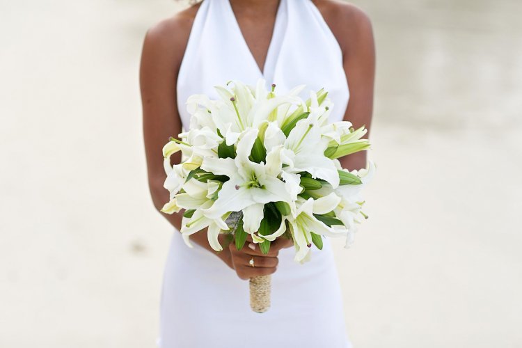 Свадебный монобукет из белых лилий
