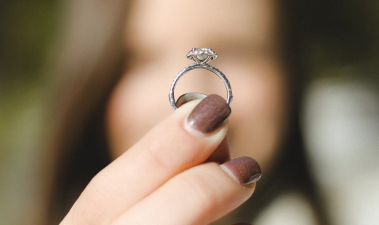 Девушка держит кольцо