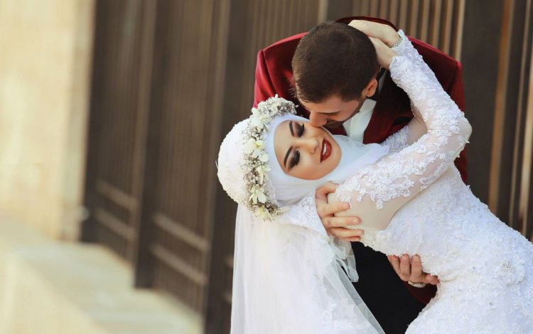 Невеста в более откровенном платье с прозрачными рукавами