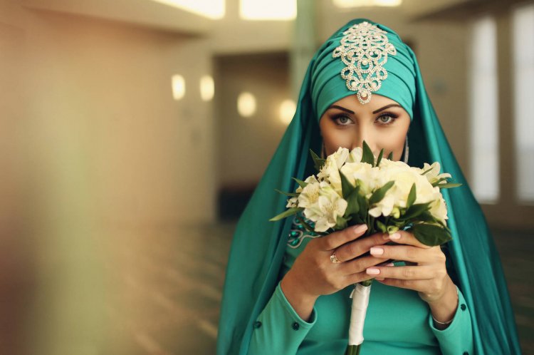 Свадебный хиджаб с крупной брошью