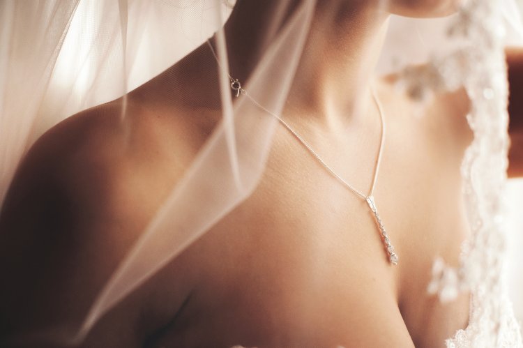 Минималистичная подвеска в образе невесты