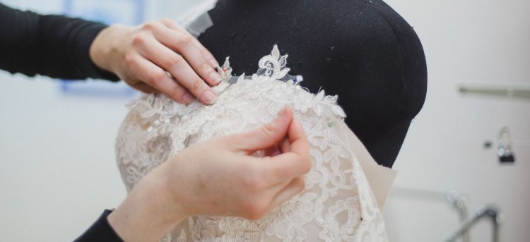 Декорирование свадебного платья