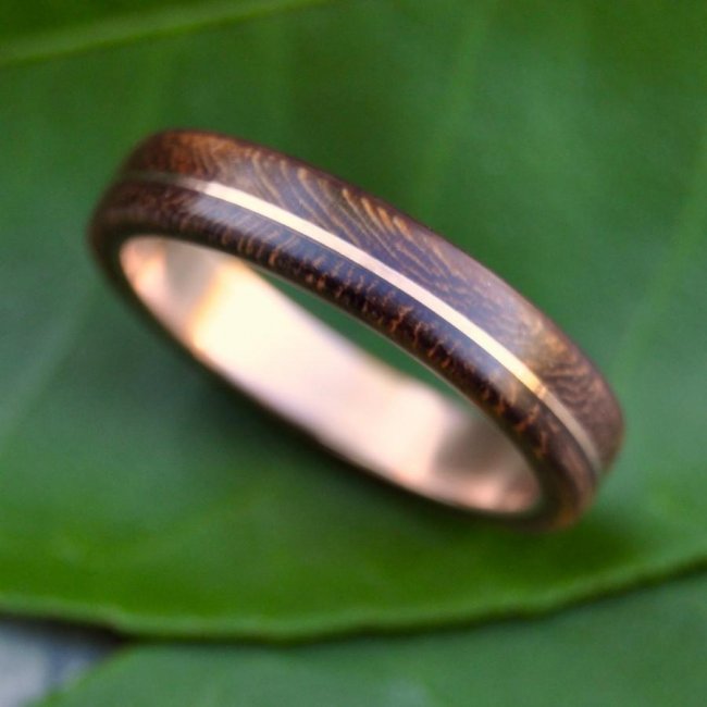 Деревянное кольцо с золотом внутри