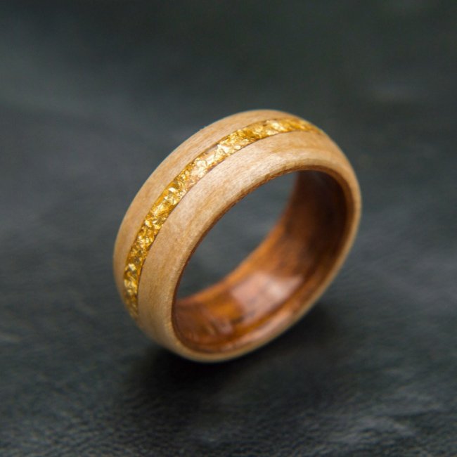 Деревянное кольцо с камнями