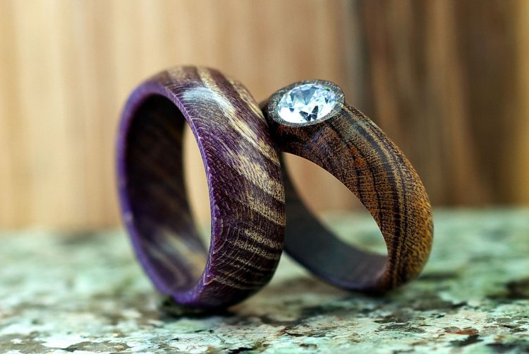 Деревянное кольцо с бриллиантом