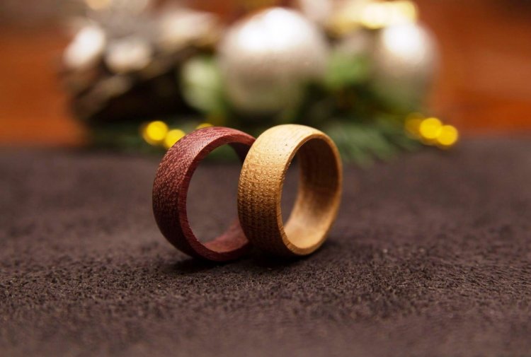 Простые обручальные кольца из дерева