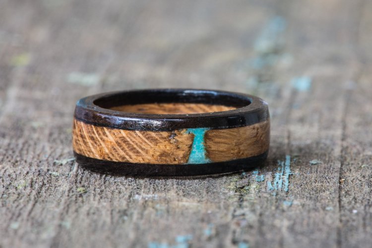 Деревянное окрашенное кольцо с необычным дизайном