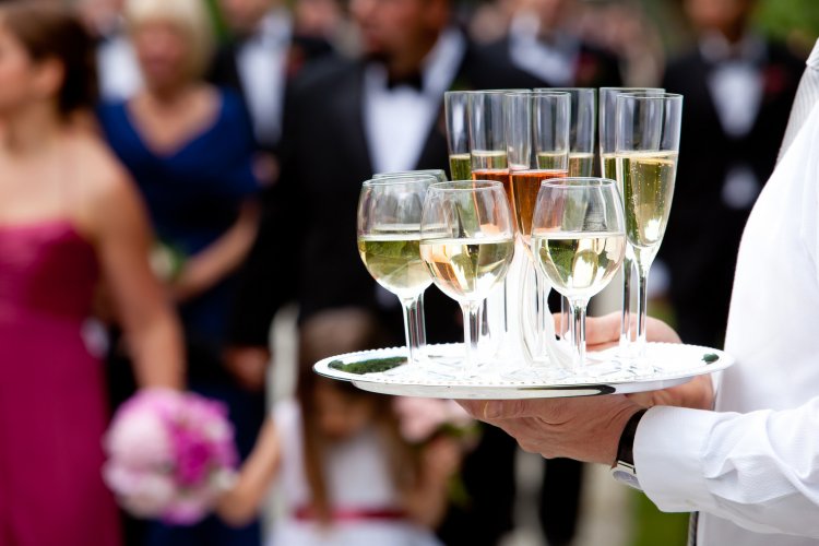 Подносы с шампанским на свадьбе