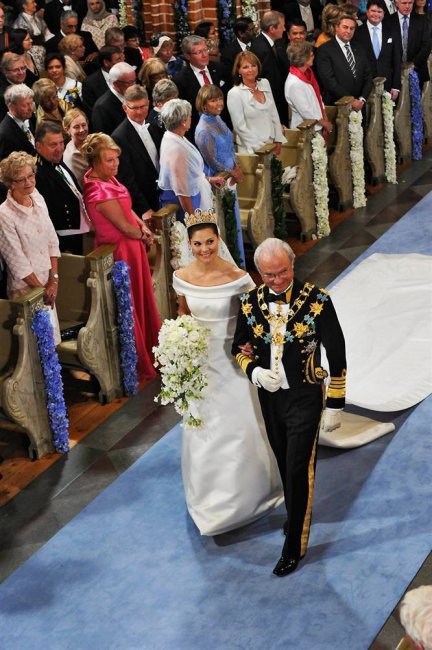 Отец ведет королевскую невесту до середины зала в Швеции