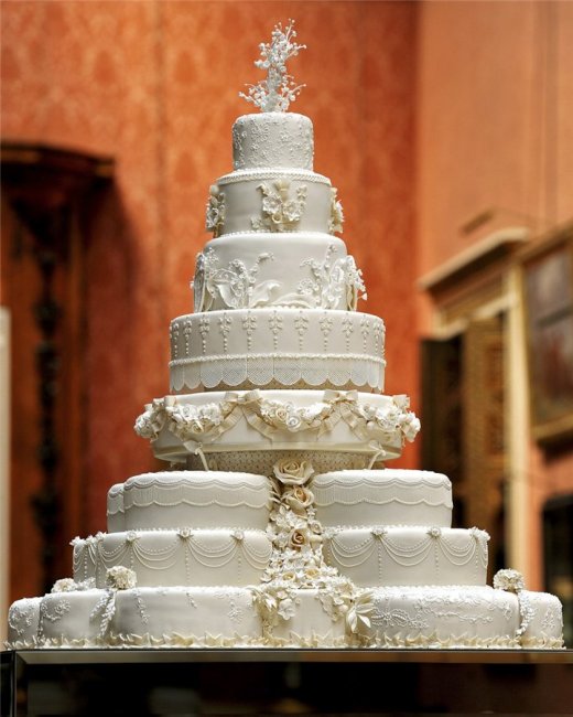 Каждый бере сам себе кусок торта на королевской свадьбе в Швеции