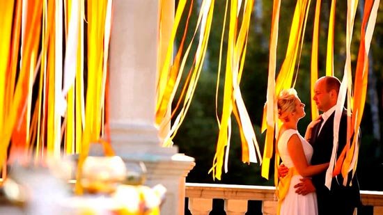 Цветные искры желтой свадьбы