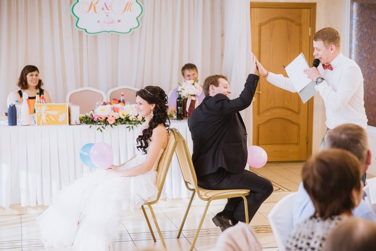 Конкурс на свадьбе на стульях
