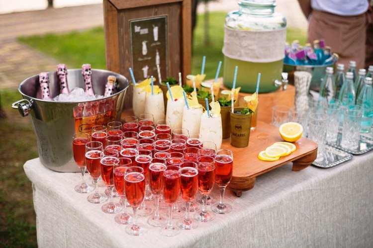 Слабоалкогольные напитки на летней свадьбе