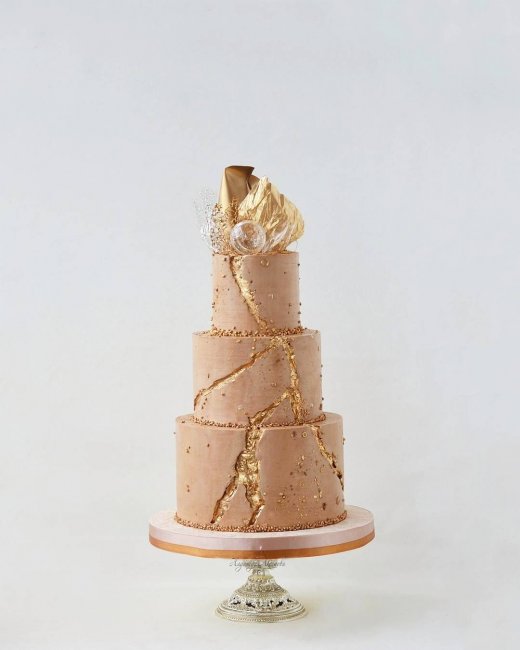 Свадебный торт с трещинами