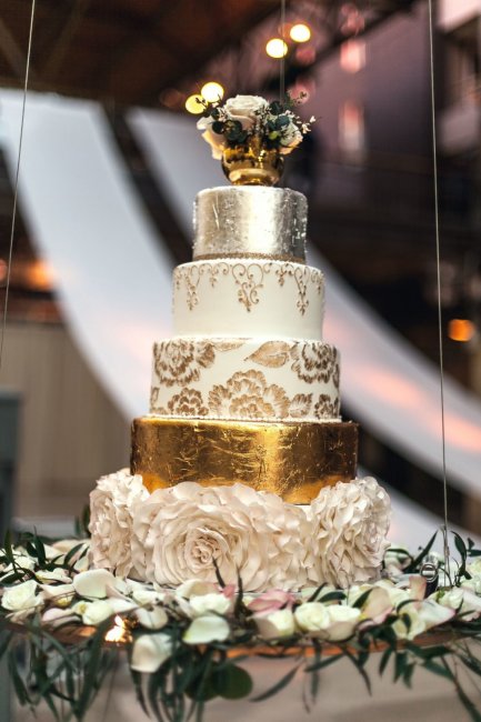 Свадебный торт с металлическим покрытием