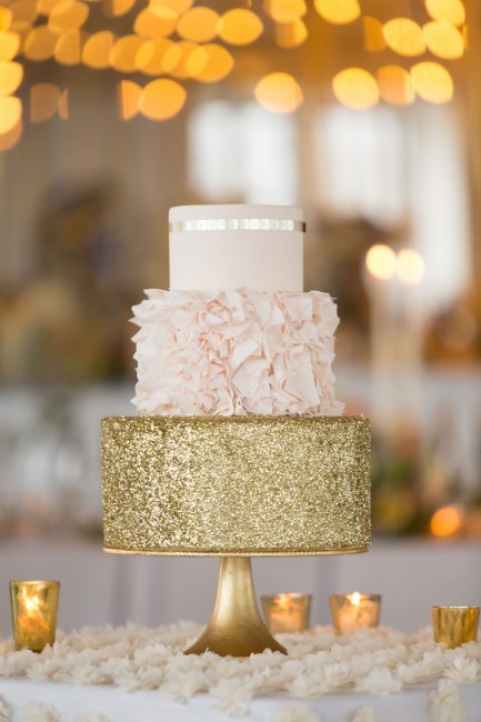 Нежный свадебный торт с золотым покрытием